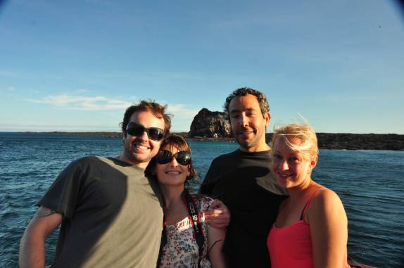 Céu azulo no nosso último dia de barco, com o Rafa, Laura e Maria, próximo à Isla Santiago, em Galápagos